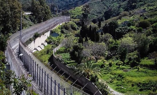 Border fence at Ceuta, North Africa, between territory claimed by Spain and Morocco (photo: Youtrandyoutry. CC BY-SA 4.0)