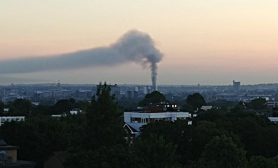 Smoke rising from Grenfell tower seen from Putney Hill, 14 June 2017 (photo: Cbakerbrian | CC BY-SA 4.0)