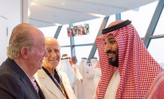 Former King of Spain Juan Carlos (L) meets Saudi Crown Prince Mohammed Bin Salman (R) in the UAE capital Abu Dhabi [Twitter/Saudi Foreign Ministry]