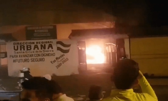 MAS campaign centre in Santa Cruz is set on fire by the opposition (image: @camilateleSUR on Twitter)