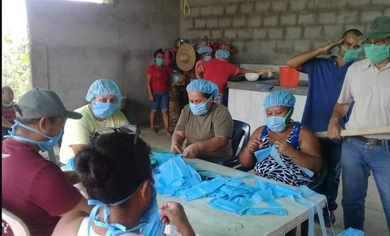 Communities across Venezuela are producing face masks, with local communal councils and communes distributing them for free to families, particularly to those most in need. (Páez Potencia/Facebook)