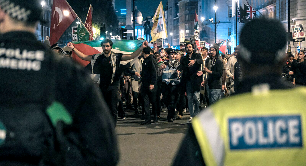 Palestine_Solidarity_Protesters_in_Whitehall