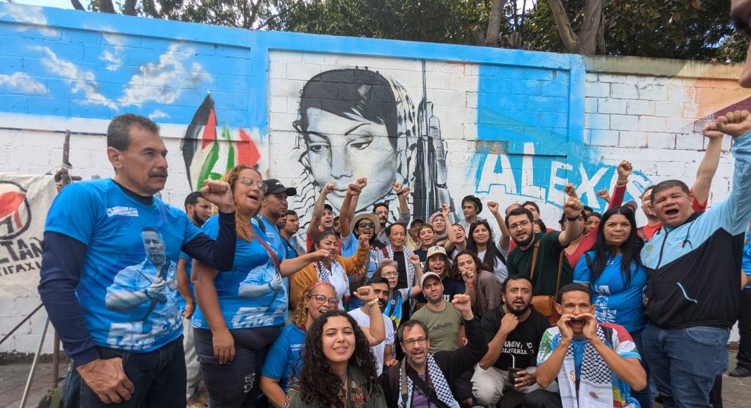 Leila Khaled, the symbol of Palestinian resistance, visited El Panal Commune to find the iconic image of her holding an assault rifle turned mural. (Photo: FRFI)