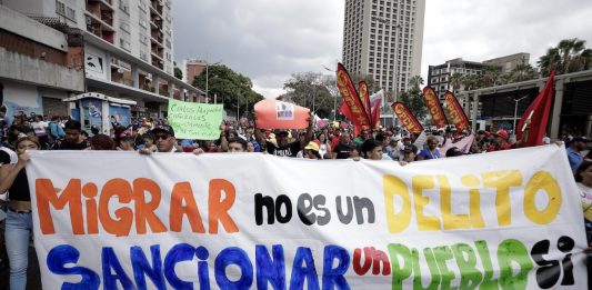 'To migrate is not a crime, to sanction a people is'. Solidarity protest in Venezuela (photo: Francisco Trias)