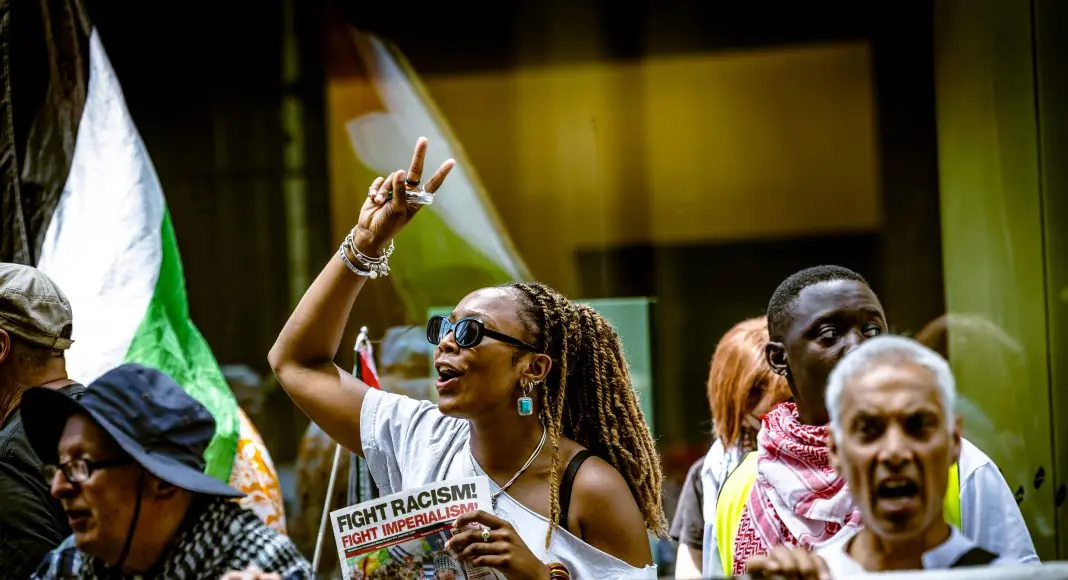 Picketers outside the Old Bailey in solidarity with Sarah of the SOAS 2 (photo: Richard Auvache)