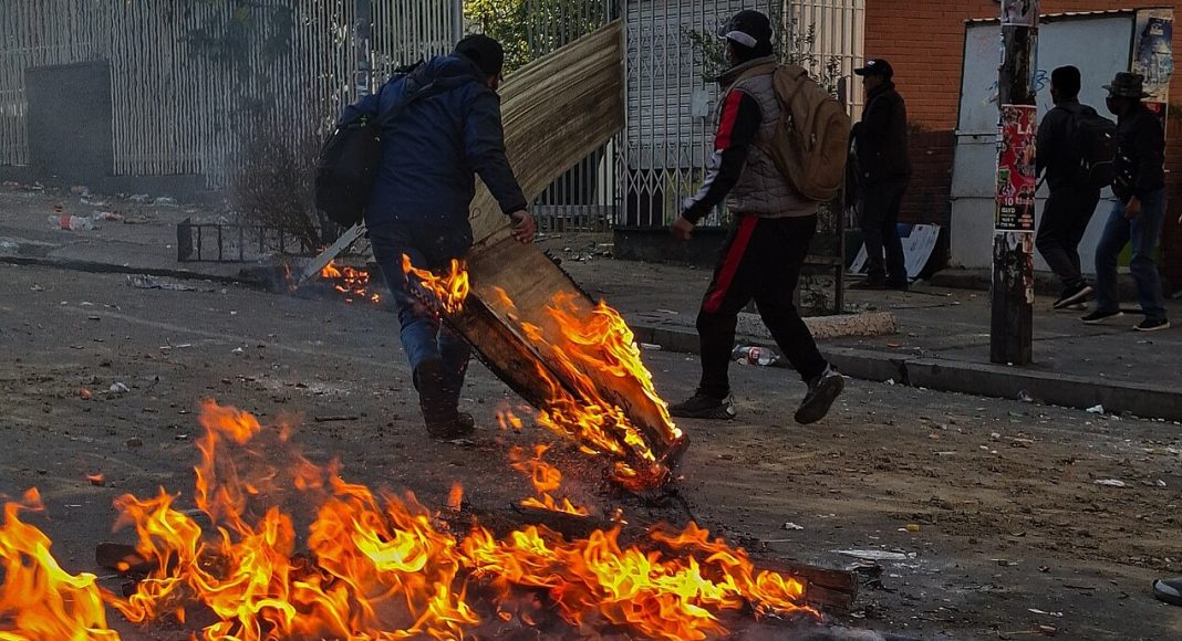 Protesters setting a fire in a road in La Paz on 14 May (photo: N1ny4 t | CC BY-SA 4.0)
